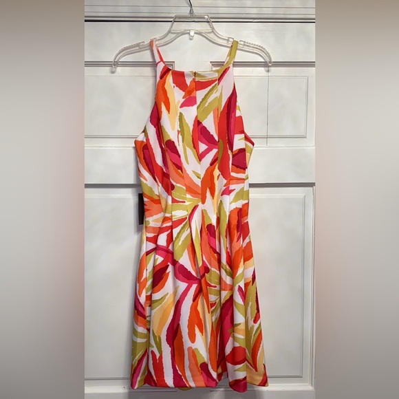 ⭐️ NWT ⭐️ Vince Camuto Printed Scuba Fit & Flare Halter Dress - Size 6 - Picture 1 of 7